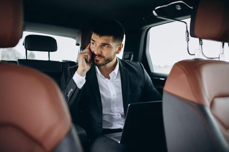 imgi 23 hombre negocios guapo trabajando computadora coche 1303 16420