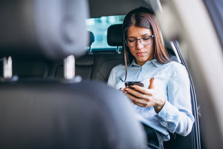 imgi 4 mujer negocios que sienta coche que usa telefono 1303 13638